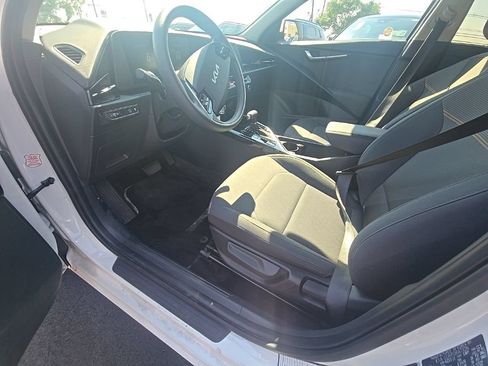 Used 2025 Kia Niro LX FWD image 6