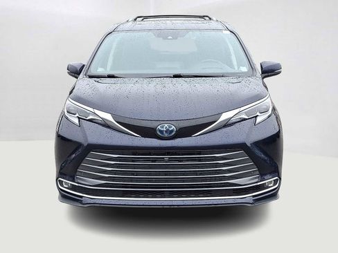 Certified 2021 Toyota Sienna Platinum image 3