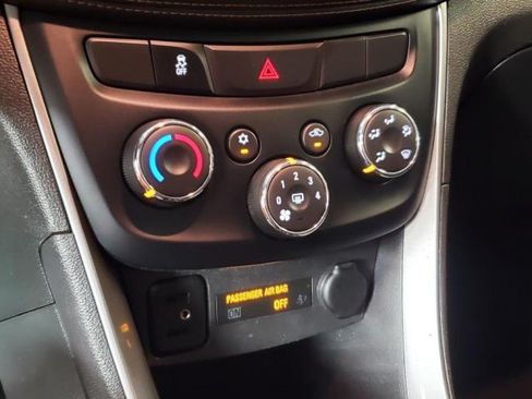 Used 2019 Chevrolet Trax LT w/ LT Convenience Package FWD image 22