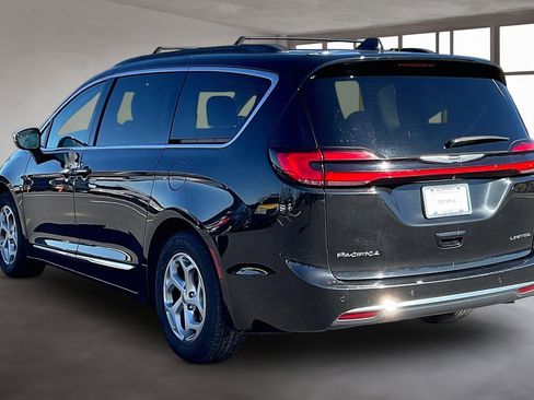Used 2023 Chrysler Pacifica Limited FWD image 4