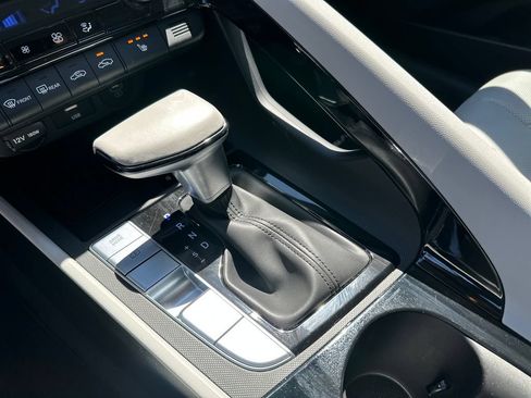 Certified 2025 Hyundai Elantra Limited FWD image 14