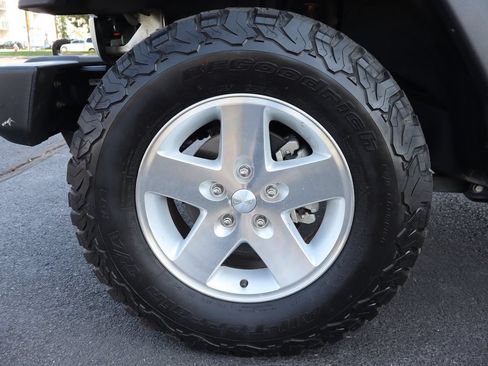 Used 2007 Jeep Wrangler Unlimited Rubicon w/ Dual Top Group AWD/4WD image 39