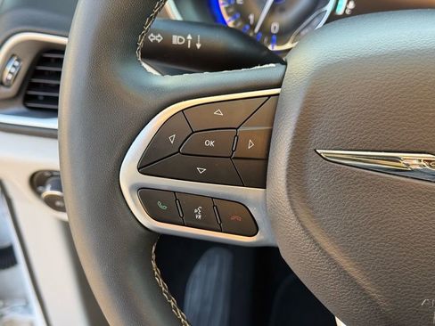 Used 2024 Chrysler Pacifica Touring-L image 22