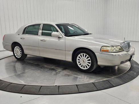 Used 2005 Lincoln Town Car Signature Limited image 7