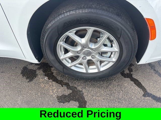 Used 2024 Chrysler Pacifica Touring-L FWD image 41