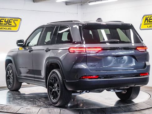 Used 2025 Jeep Grand Cherokee Altitude AWD/4WD image 2