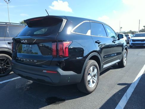 Certified 2022 Kia Sorento LX image 9