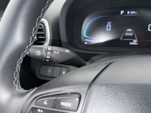 Used 2025 Hyundai Venue SEL image 34