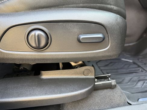 Used 2024 GMC Terrain SLT w/ Infotainment Package II image 29