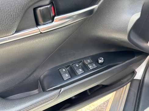 Used 2019 Toyota Camry XLE FWD image 11