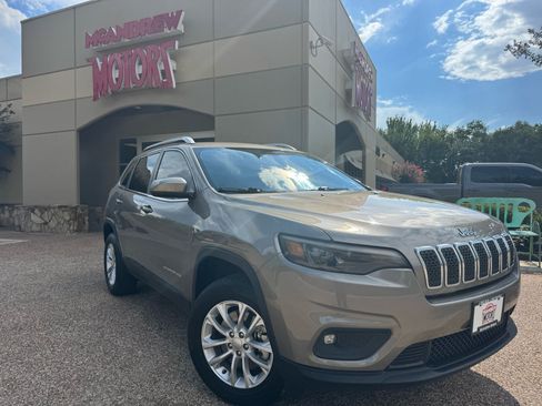 Used 2019 Jeep Cherokee Latitude w/ Popular Appearance Group AWD/4WD image 1