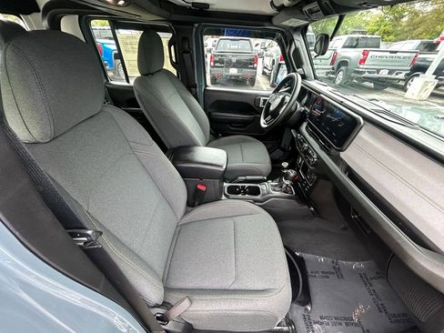 Used 2024 Jeep Gladiator Sport AWD/4WD image 24