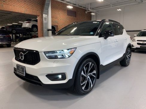 Used 2022 Volvo XC40 T5 R-Design w/ Climate Package image 4
