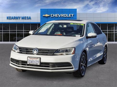 Used 2017 Volkswagen Jetta SE image 3