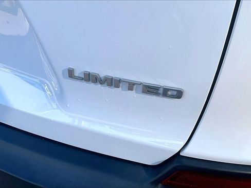 Used 2022 Jeep Cherokee Limited image 11