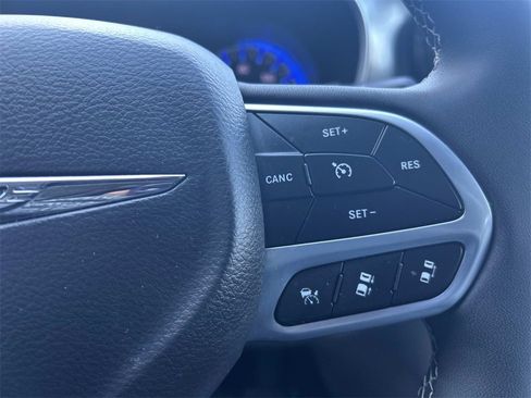 Used 2024 Chrysler Pacifica Touring-L image 25