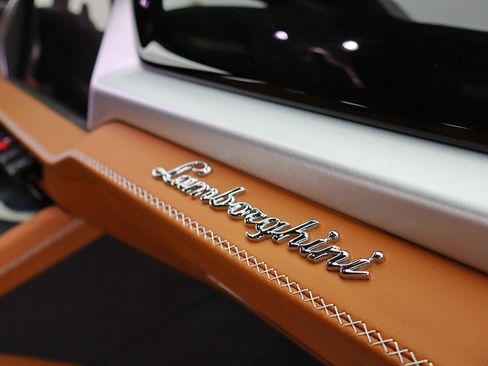 Used 2026 Lamborghini Urus SE AWD/4WD image 30
