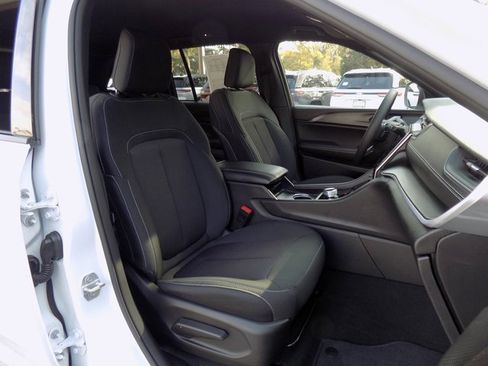 Certified 2024 Jeep Grand Cherokee Laredo w/ MOPAR Finishing Package image 25