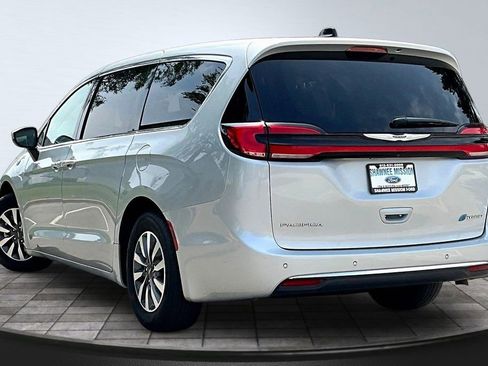 Used 2023 Chrysler Pacifica Touring-L FWD image 4