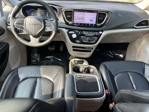 Used 2023 Chrysler Pacifica Touring-L FWD image 3