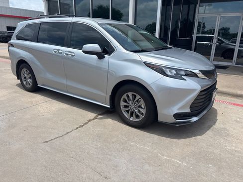 Used 2024 Toyota Sienna LE FWD image 4