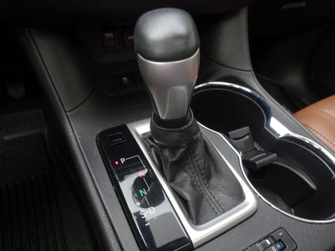 Used 2019 Toyota Highlander Limited AWD/4WD image 18