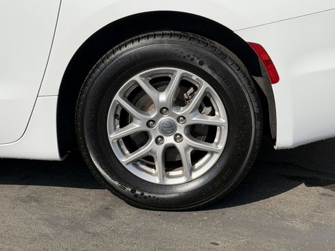 Certified 2023 Chrysler Pacifica Touring-L FWD image 17