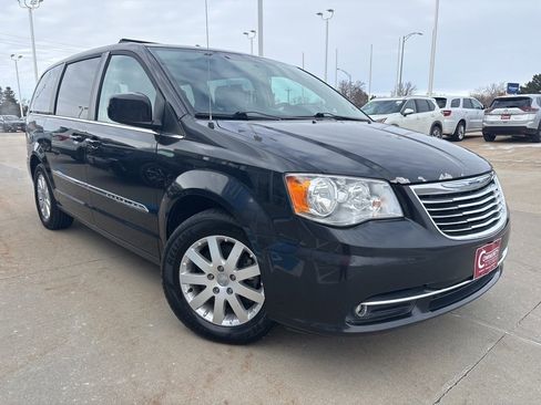 Used 2016 Chrysler Town & Country Touring image 1