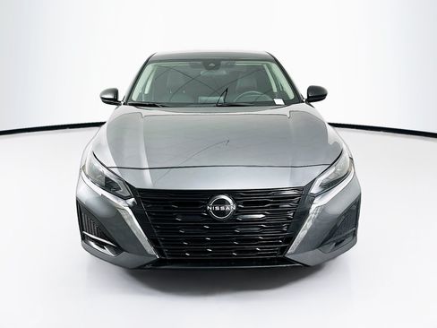 Used 2024 Nissan Altima 2.5 SV FWD image 2