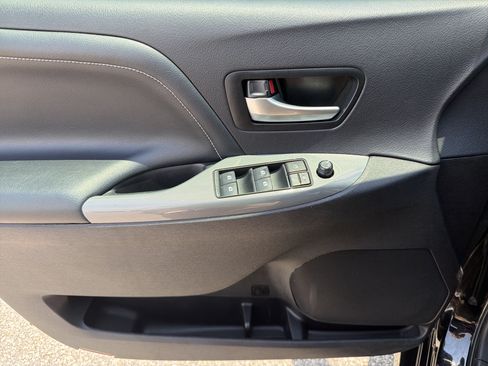 Used 2017 Toyota Sienna SE FWD image 19