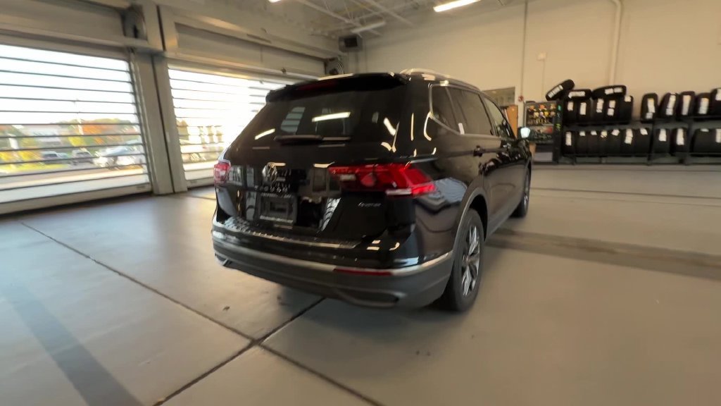 Certified 2023 Volkswagen Tiguan SE w/ Panoramic Sunroof Package AWD/4WD image 10