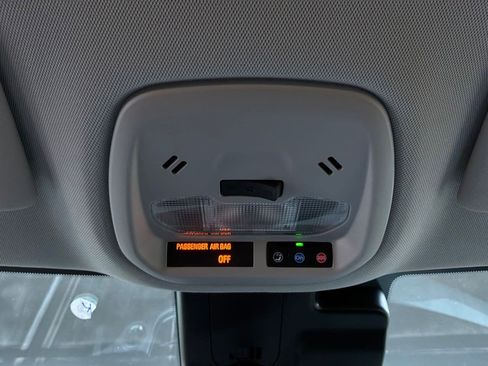 Used 2025 Chevrolet Trax LT FWD image 17