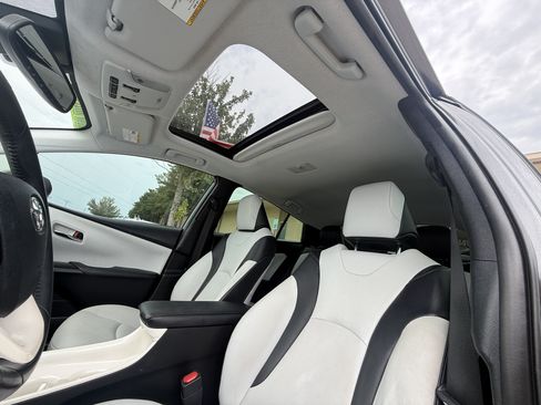Used 2017 Toyota Prius Four w/ Advanced Technology Package FWD image 17