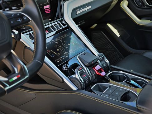 Used 2020 Lamborghini Urus AWD/4WD image 18