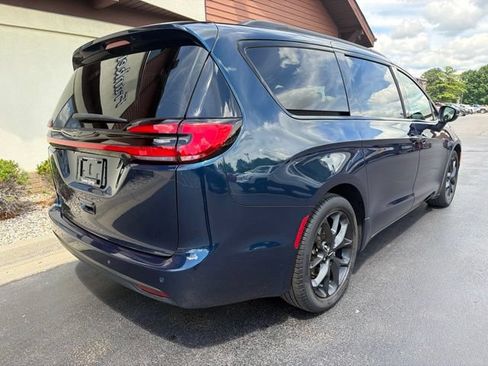 Used 2023 Chrysler Pacifica Touring-L w/ S Appearance Package FWD image 10