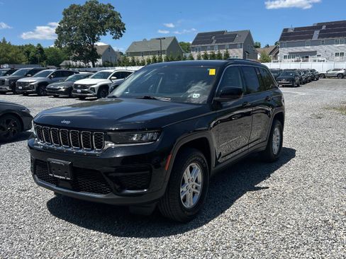 Used 2023 Jeep Grand Cherokee Laredo AWD/4WD image 5
