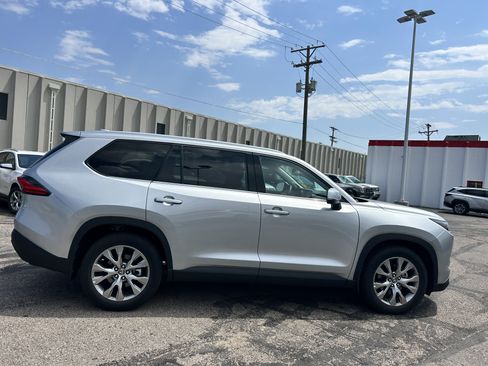 Used 2024 Toyota Grand Highlander AWD image 6