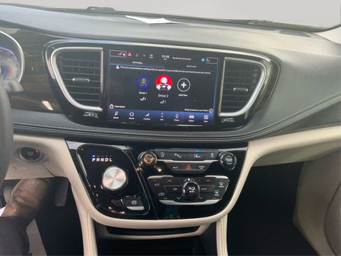 Used 2024 Chrysler Pacifica Limited image 13