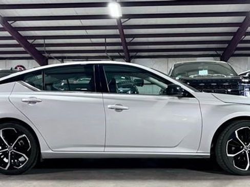 Used 2024 Nissan Altima 2.5 SR FWD image 2