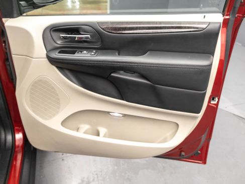 Used 2016 Dodge Grand Caravan American Value Package image 40