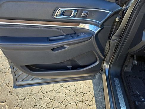 Used 2018 Ford Explorer Limited image 38