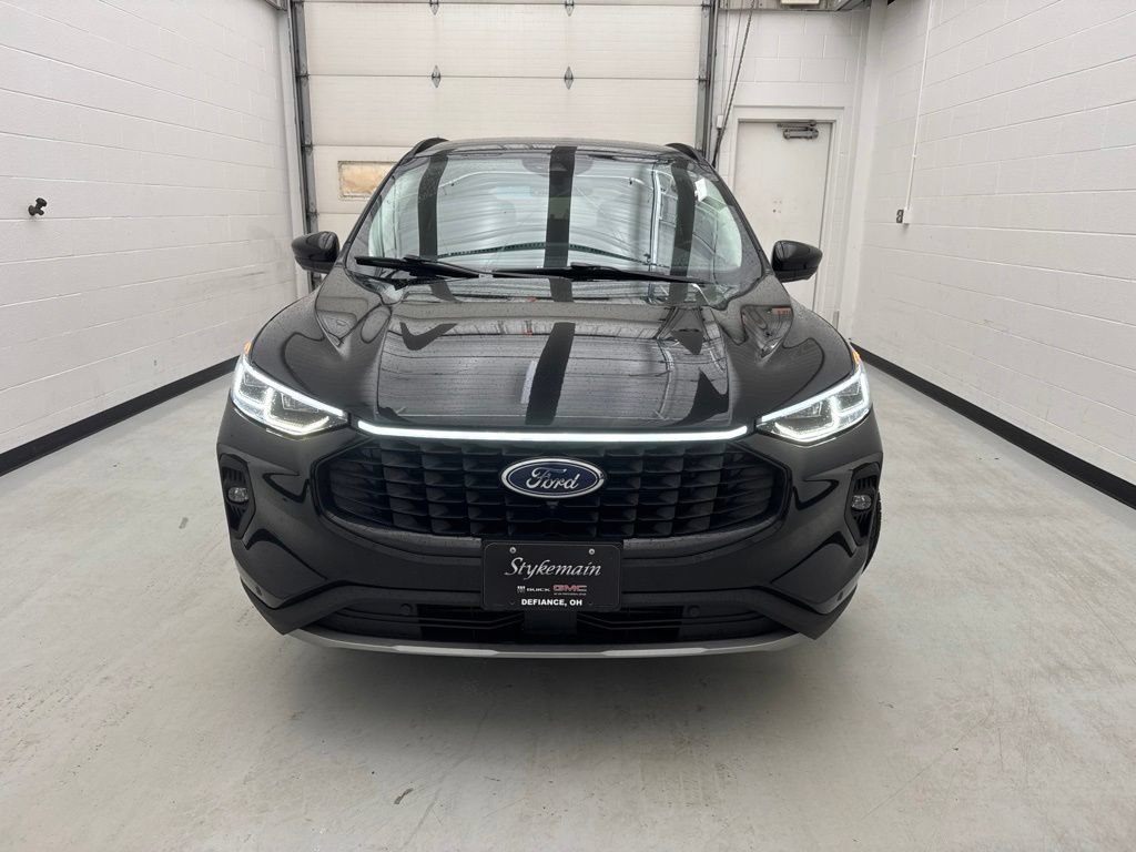Used 2024 Ford Escape Platinum AWD/4WD image 2