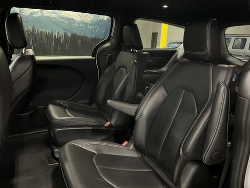Used 2024 Chrysler Pacifica Select image 15