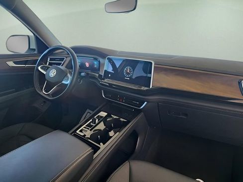 Used 2025 Volkswagen Atlas SE image 21