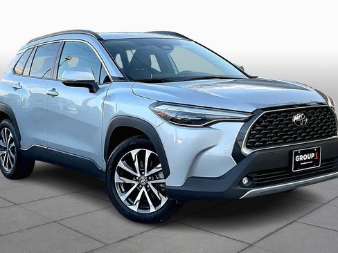 Used 2023 Toyota Corolla Cross XLE image 2