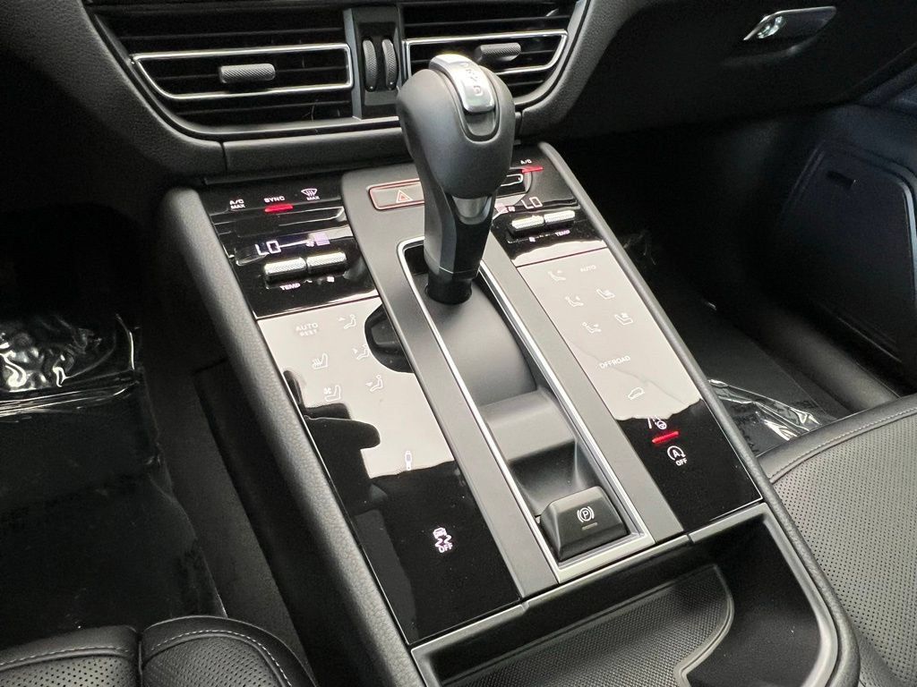 Used 2026 Porsche Macan AWD/4WD image 24