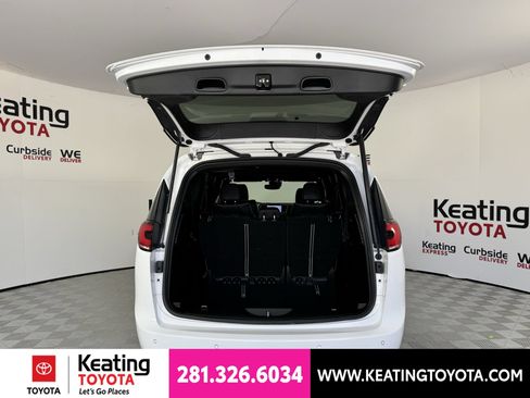 Used 2025 Chrysler Pacifica Limited FWD image 17