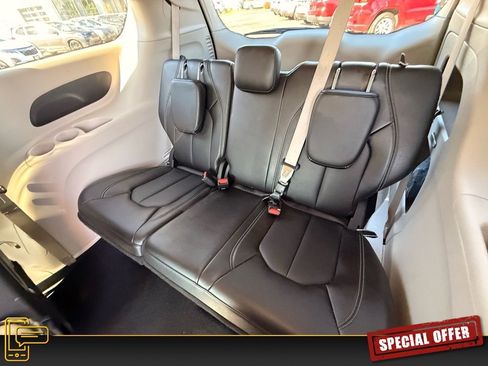 Used 2024 Chrysler Pacifica Touring-L image 15