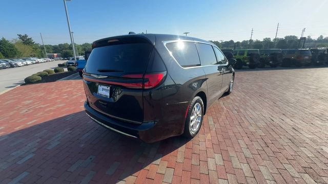 Used 2023 Chrysler Pacifica Touring-L FWD image 2