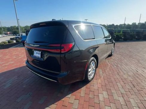Used 2023 Chrysler Pacifica Touring-L FWD image 2